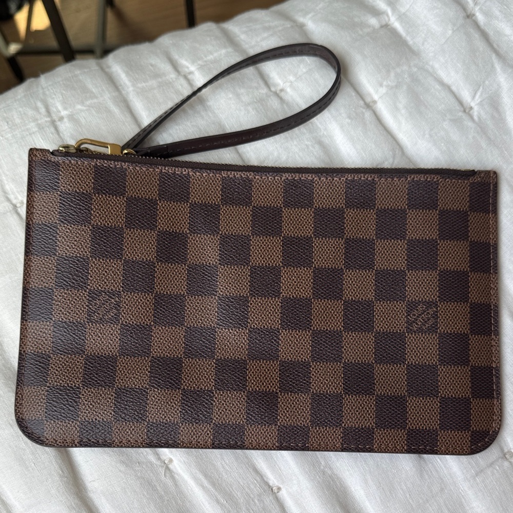100% Authentic Louis Vuitton Brown Damier wristlet pouch - Picture 2 of 9